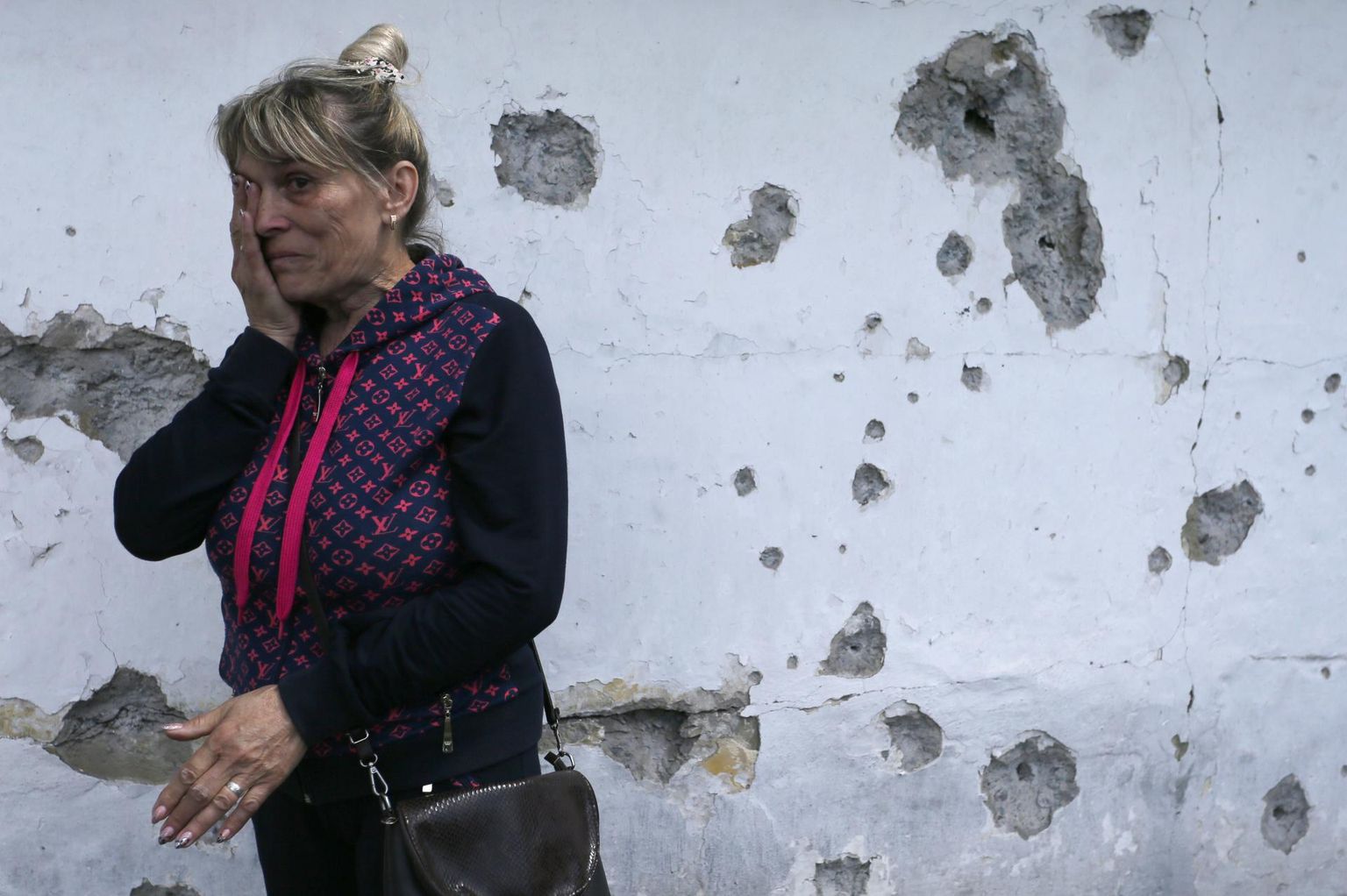 Ukrainlanna Tatjana Lõstopad Donetski lähistel Staromihhailovkas kodumaja juures, mis langes maikuus separatistide tule alla.