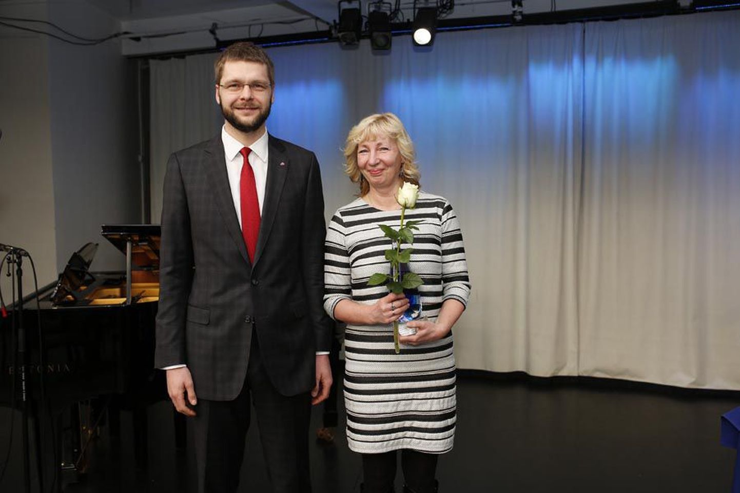 Viljandimaa vaimse tervise edendaja Urve Tõnisson koos minister Jevgeni Ossinovskiga.