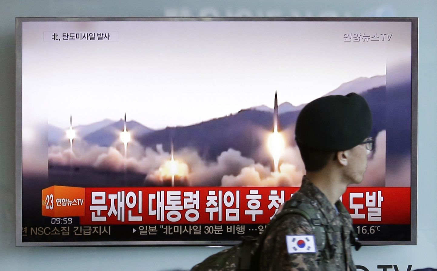 Teleekraanil kuvatud kaader Põhja-Korea raketikatsetustest.