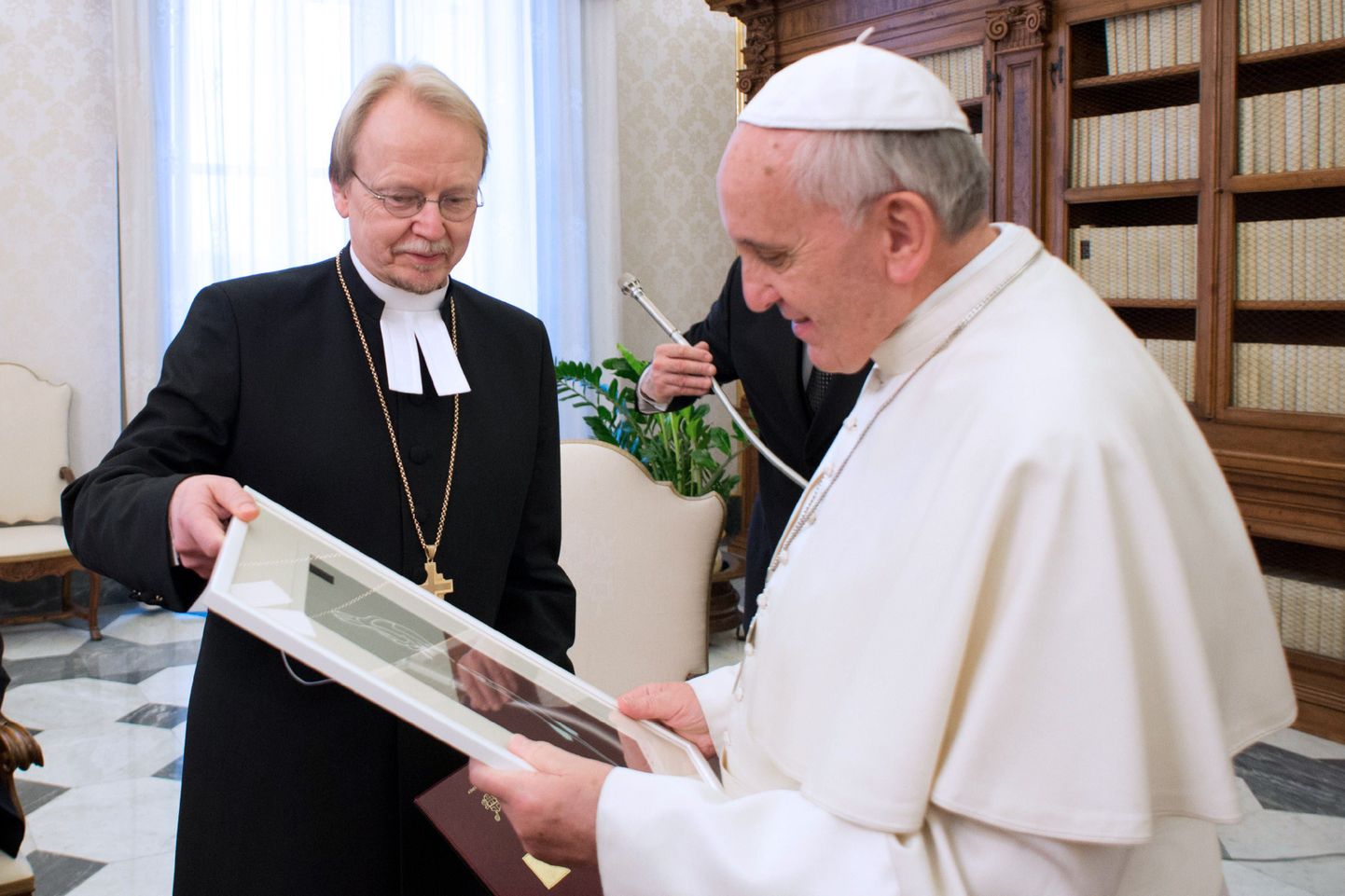 Paavst Franciscus (paremal) koos Soome luterliku kiriku peapiiskopi Kari Mäkineniga eile Vatikanis.