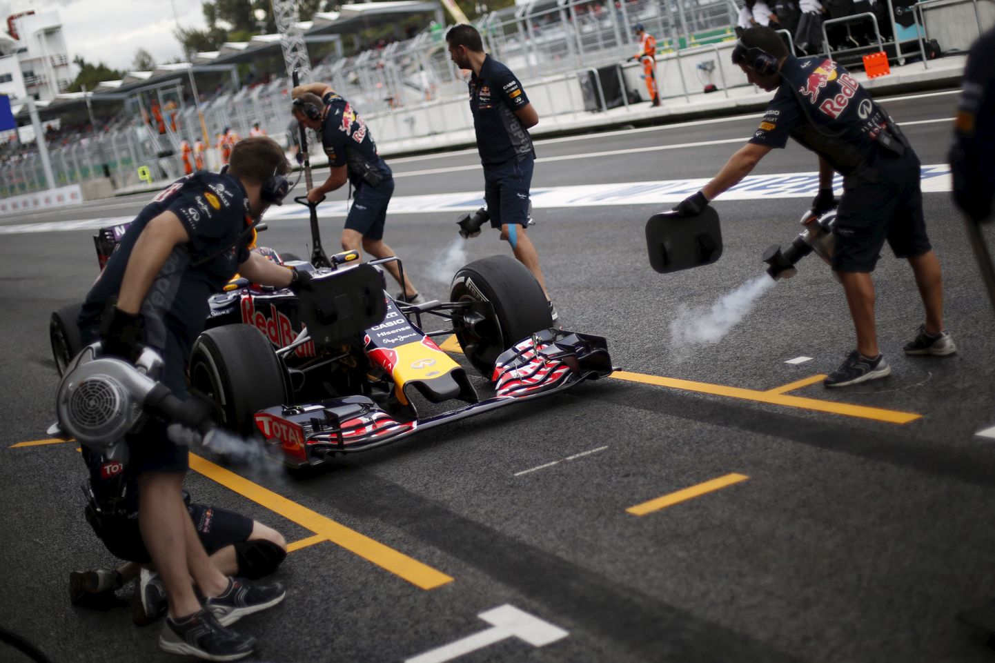 Red Bulli auto boksis.