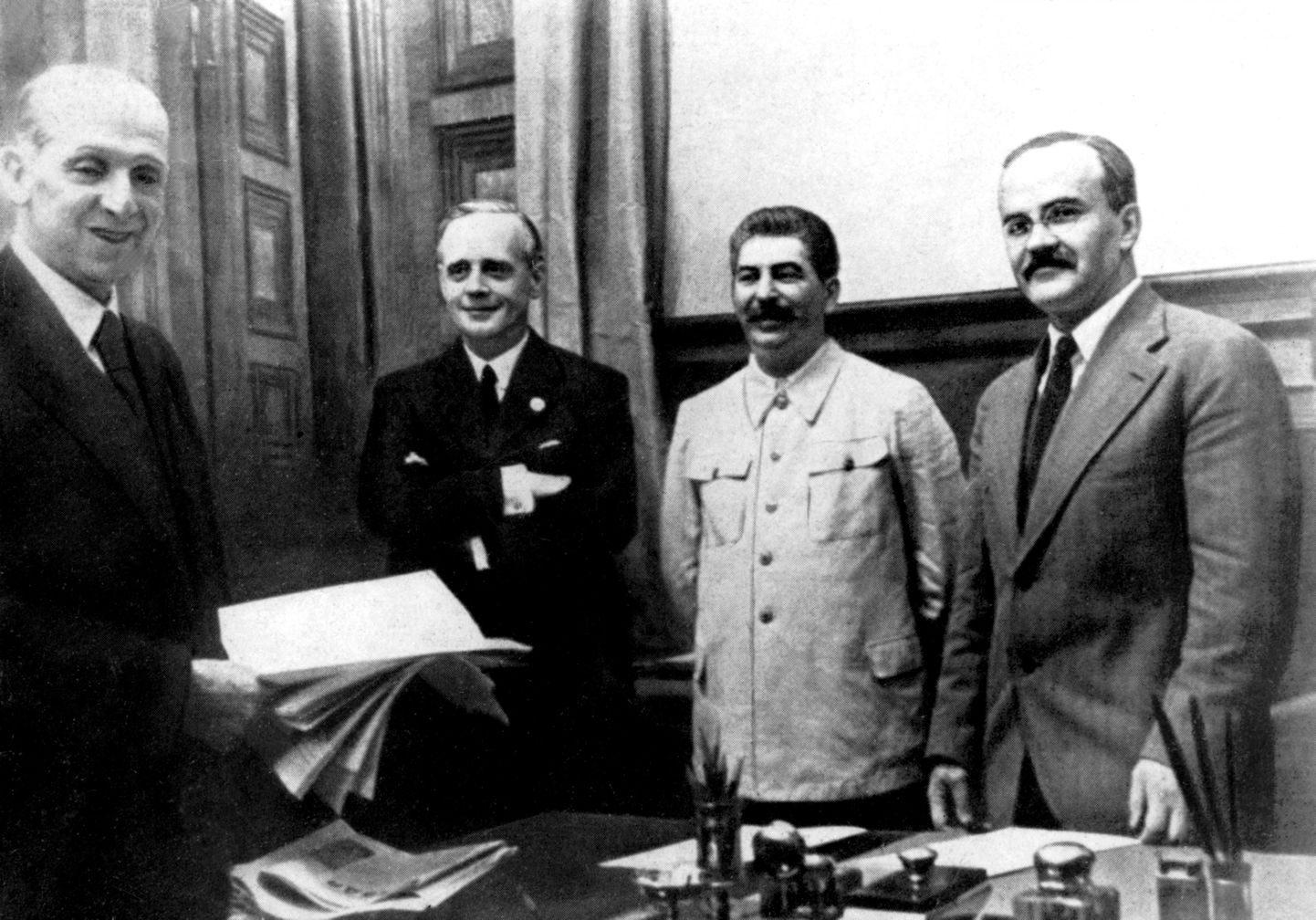 Nõukogude ja Natsi-Saksa liidrid Molotov-Ribbentropi pakti sõlmimise aegu.