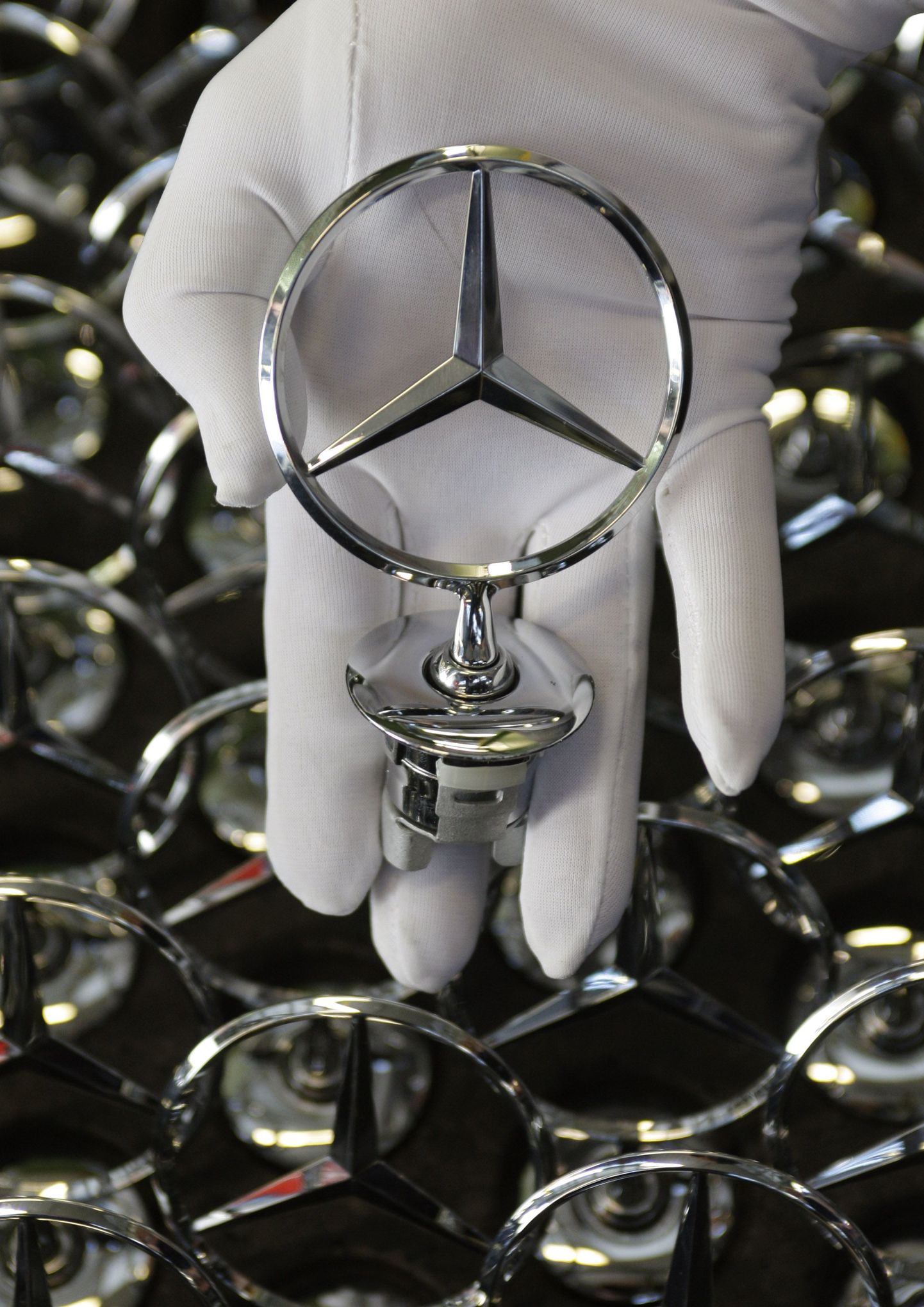 Sindelfingeni tehase töötaja hoiab käes Mercedes-Benzi märki.