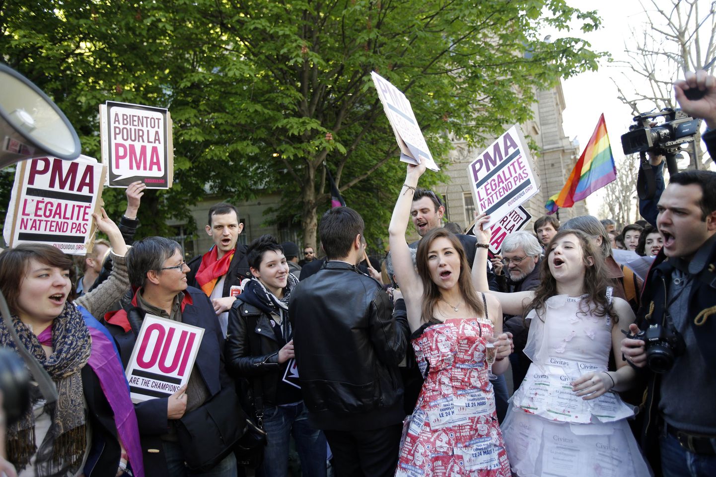 Homoabielu pooldajad rahvusassamblee otsust tähistamas.