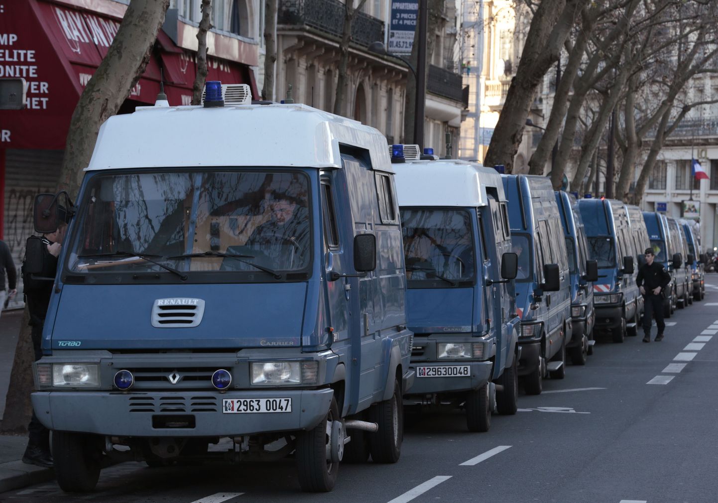 Politseiautod seisavad Pariisis Vabariigi väljaku lähistel, kus täna leiab aset rahvarohke ühtsusmarss.