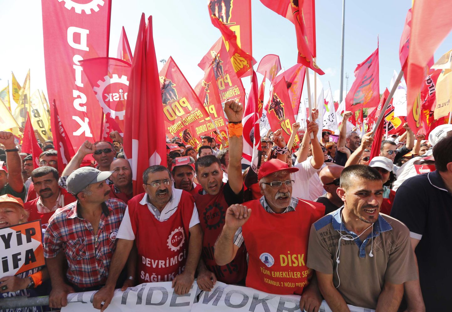 Taksimi väljakule kogunenud inimesed hüüdsid valitsusvastaseid loosungeid.