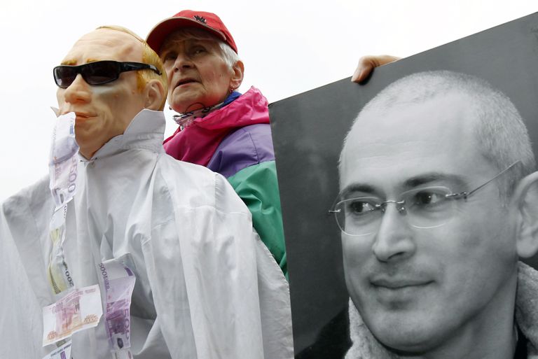 2011. Hodorkovski on veel vangis: Hodorkovski toetaja meeleavaldusel naftaärimehe pildi ja Putini maskiga nukuga. Foto: Reuters/Scanpix