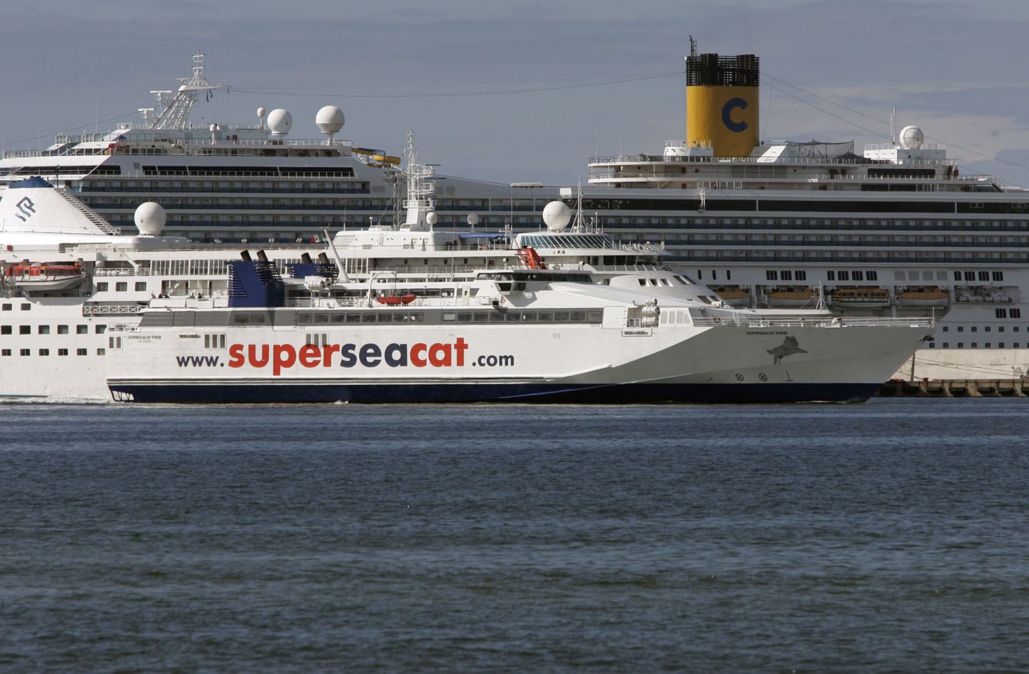Superseacat teatas eile ootamatult, et katkestab laevaliikluse Tallinna ja Helsingi vahel.