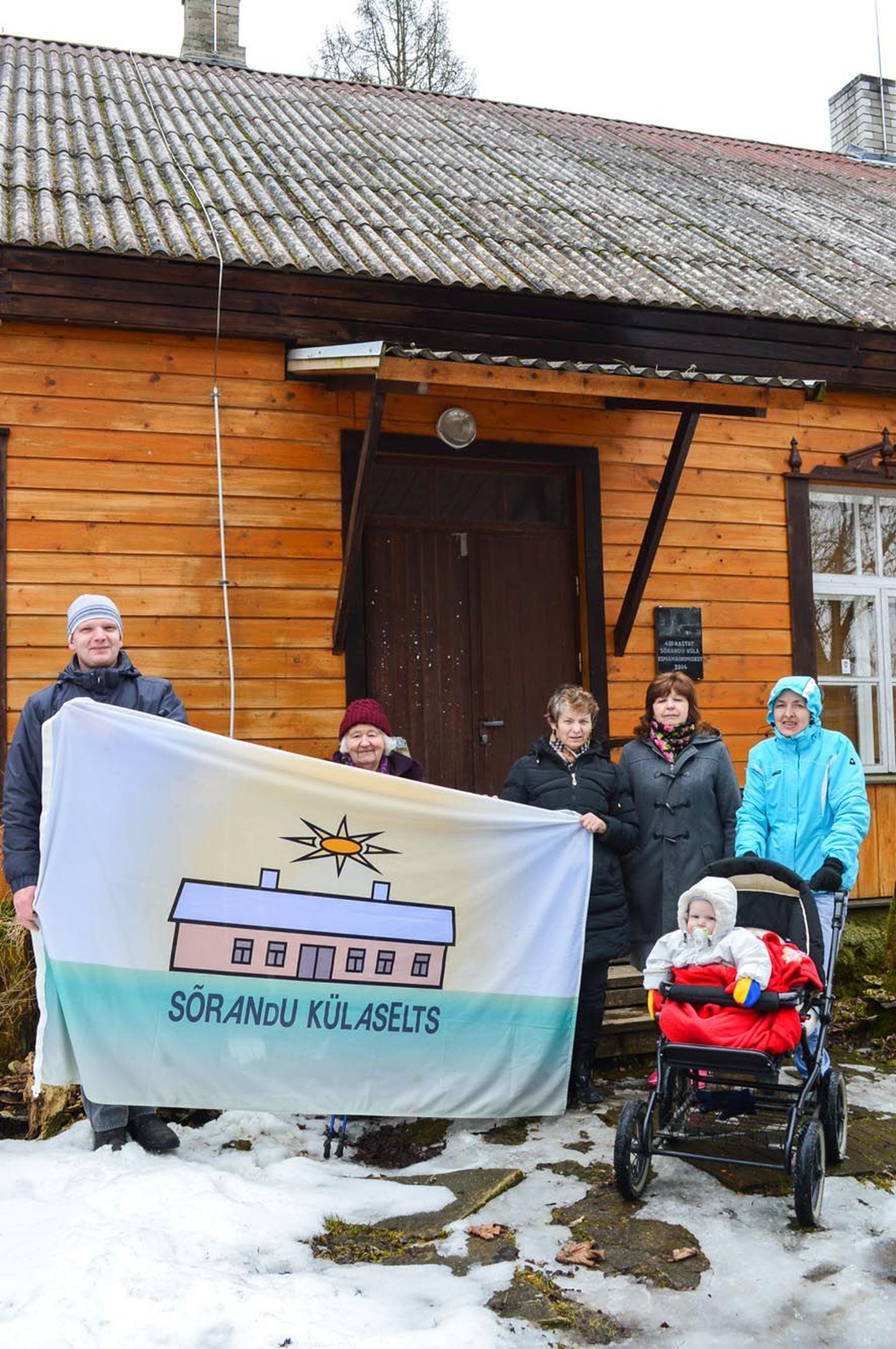 Sõrandu küla ainsat sümbolit, lippu, näitavad külaseltsi aktiivsed liikmed Rando Tadr (vasakult), Milvi Randmäe, Kaie Altmets, Ene Pedak ja Mariliis Tadr.