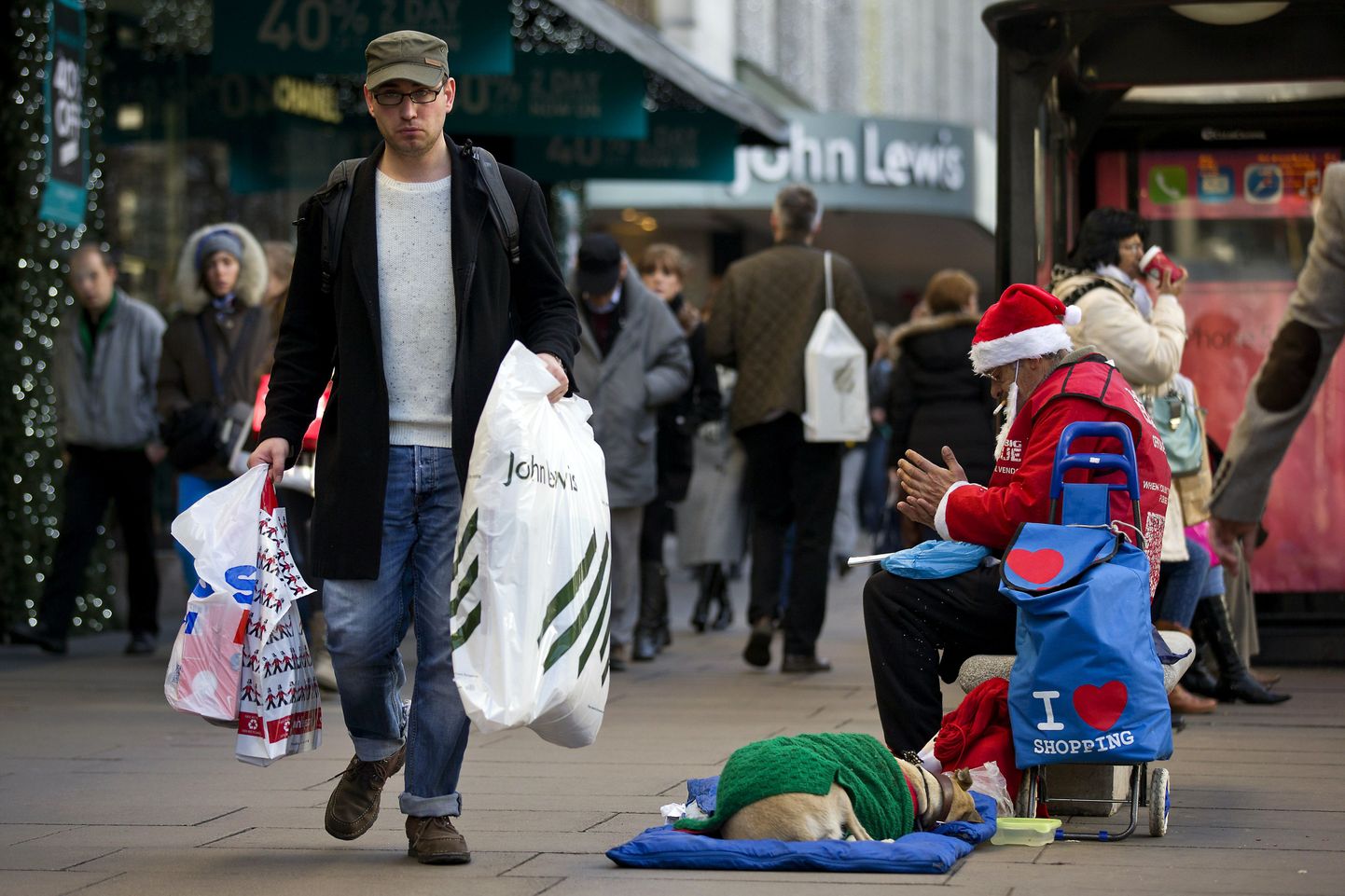 Jõulukinkide ostja Londonis Oxfordi tänaval.