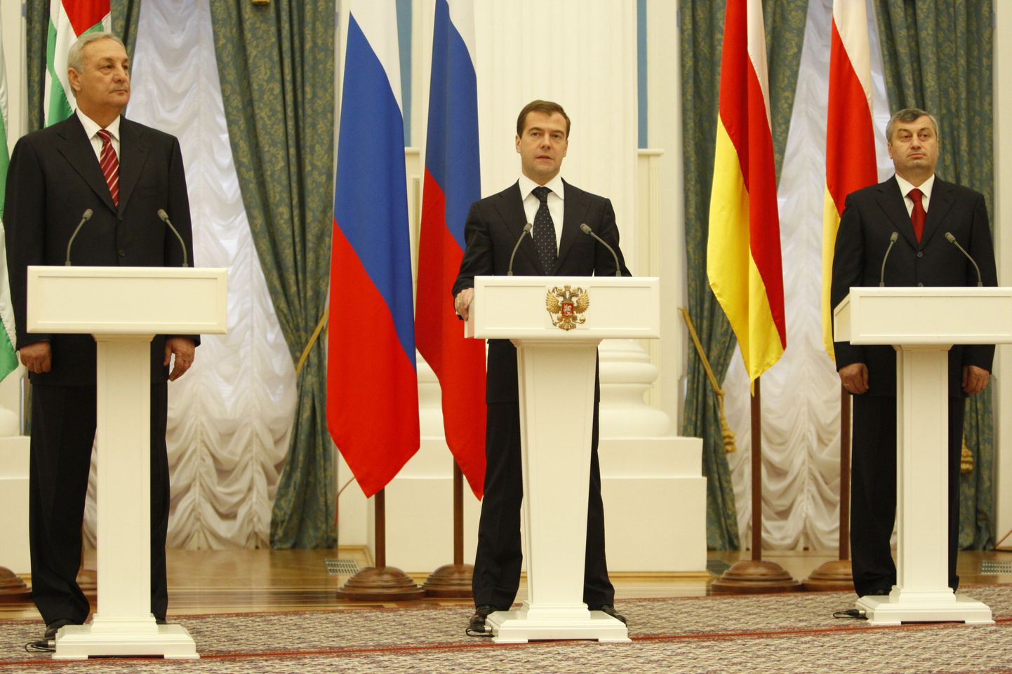Abhaasia riigipea Sergei Bagapš, Venemaa president Dmitri Medvedev ja Lõuna-Osseetia liider Eduard Kokoitõ Moskvas sõpruslepingu sõlmimisel.