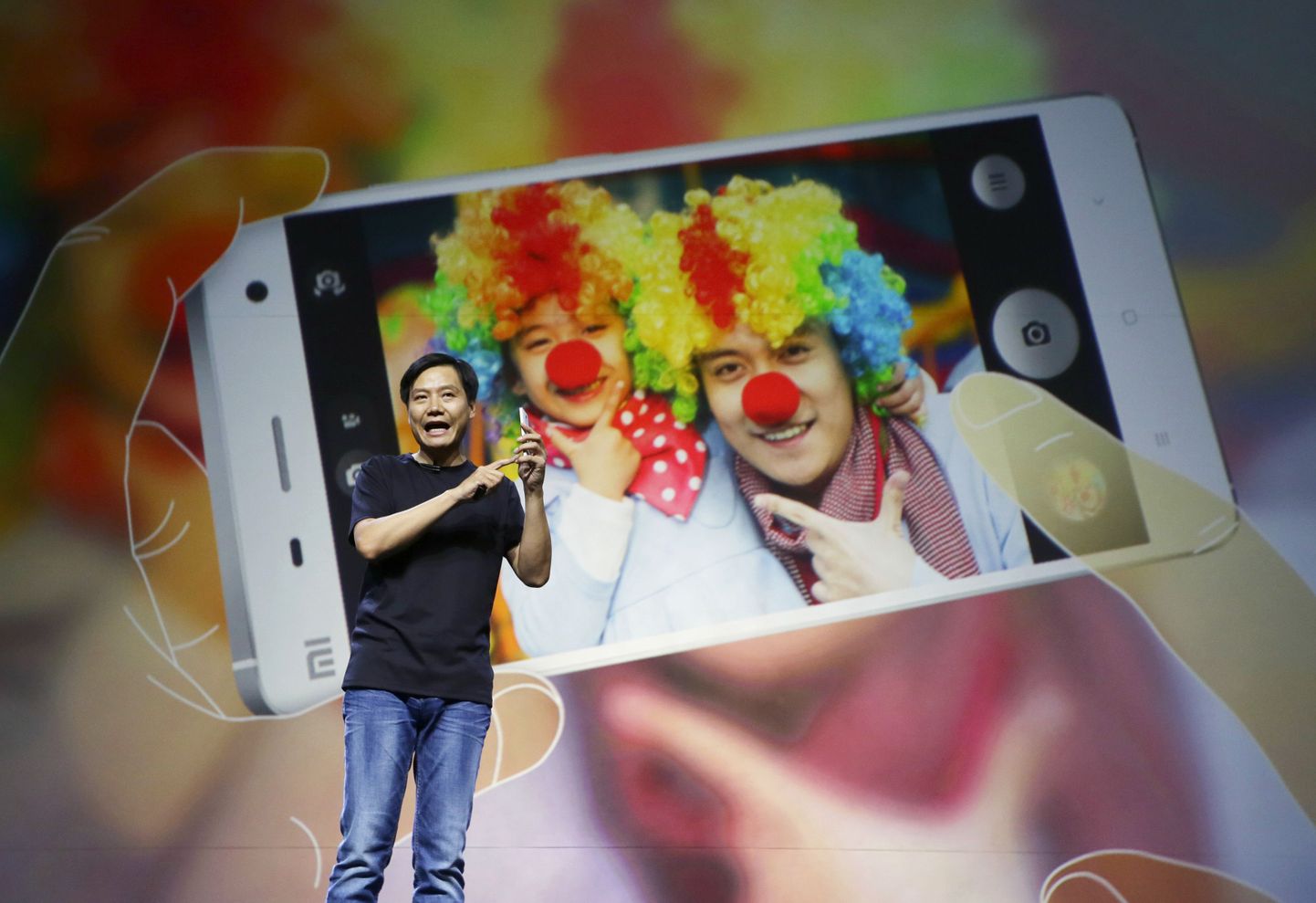 Xiaomi omanik ja asutaja Jason Lee uut mudelit tutvustamas.