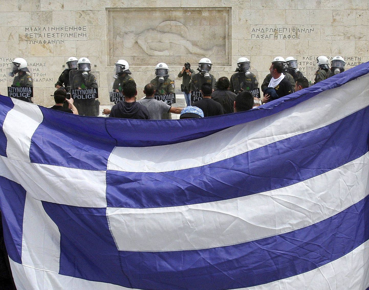 Võlakriisis Kreeka elanikud protestisid kokkuhoiumeetmete vastu.