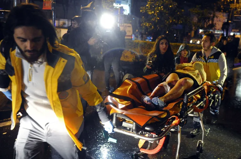 Istanbuli parameedikud transpordivad kannatanut / Reuters/AFP/AP/SCANPIX