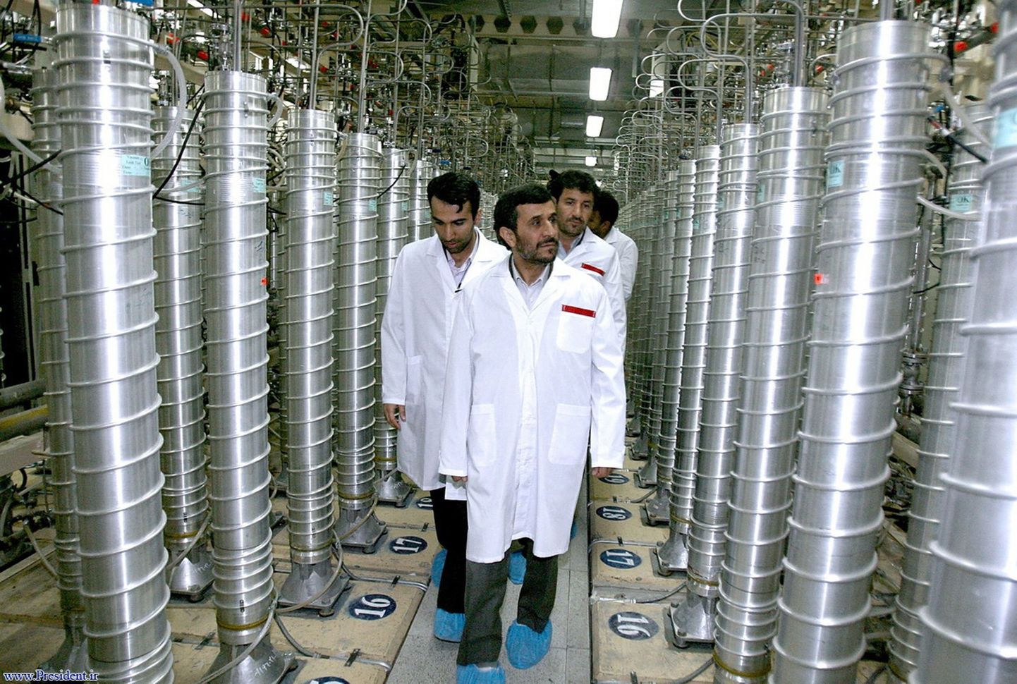 Iraani president Mahmoud Ahmadinejad külaskäigul Natanzi uraanirikastamiskompleksis.