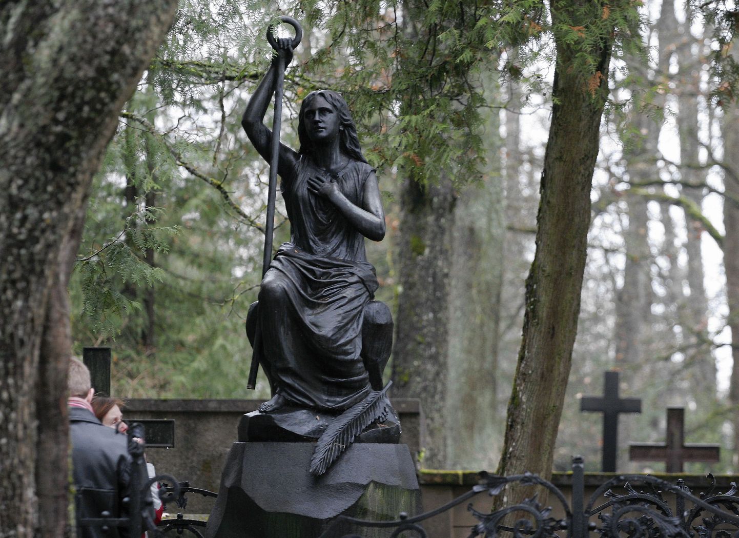 Eesti rahvusliku skulptuuri looja August Weizenbergi kuju «Naine ankruga» jäi vandaali käe läbi ankrust ilma.