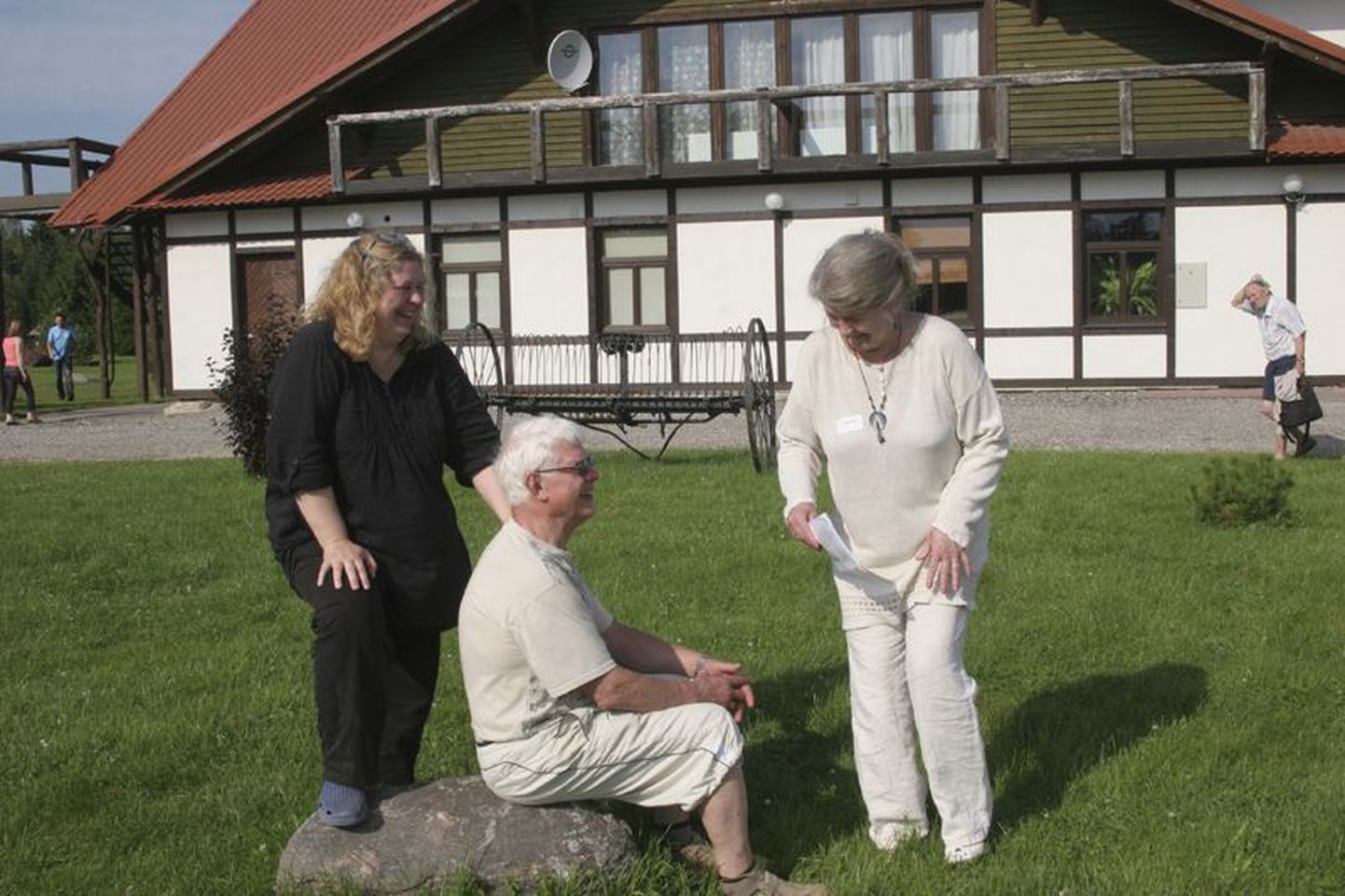 Anne ja Toivo Hallik koos tütar Maarika Taliga (vasakul) ei taha käed rüpes viriseda, vaid on otsustanud uue erakonna loomisel kaasa lüüa.