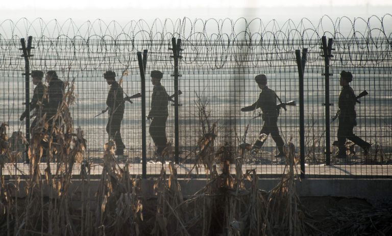 Põhja-Korea piirivalvurid Sinuijus, mis piirneb Hiinaga. Foto: AFP/Scanpix