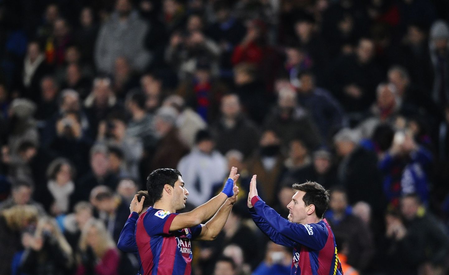 Barcelona superstaarid Luis Suarez ja Lionel Messi meeskonna fännide ees.