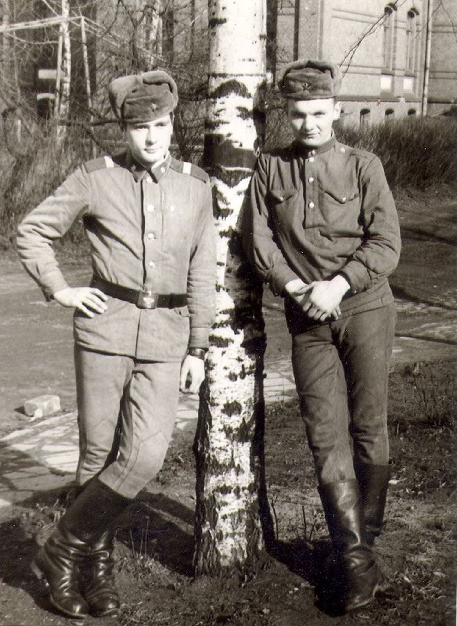 Nõukogude armee argipäev. Suurt midagi teha pole, aga teenistus jookseb.
