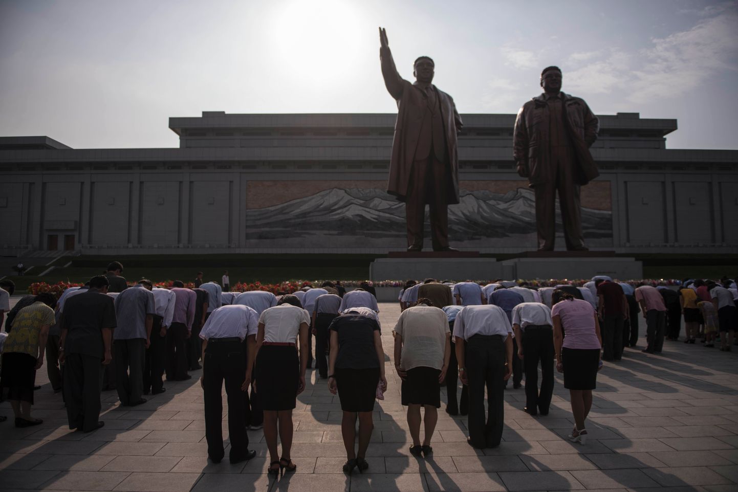 Põhja-Korea inimesed avaldamas austust endiste riigipeade kujudele.