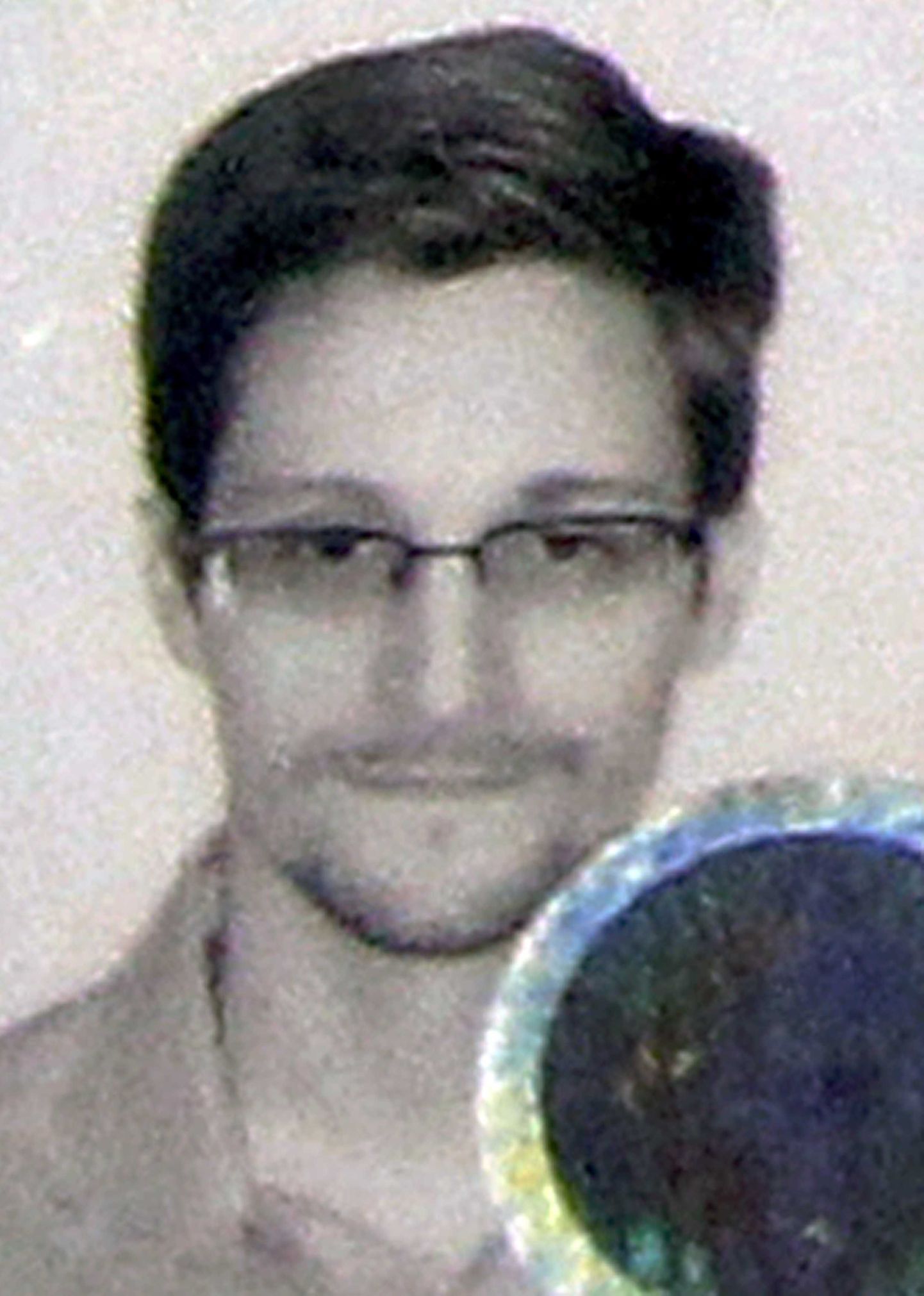 Edward Snowdeni Venemaalt saadud asüülidokumendi foto.