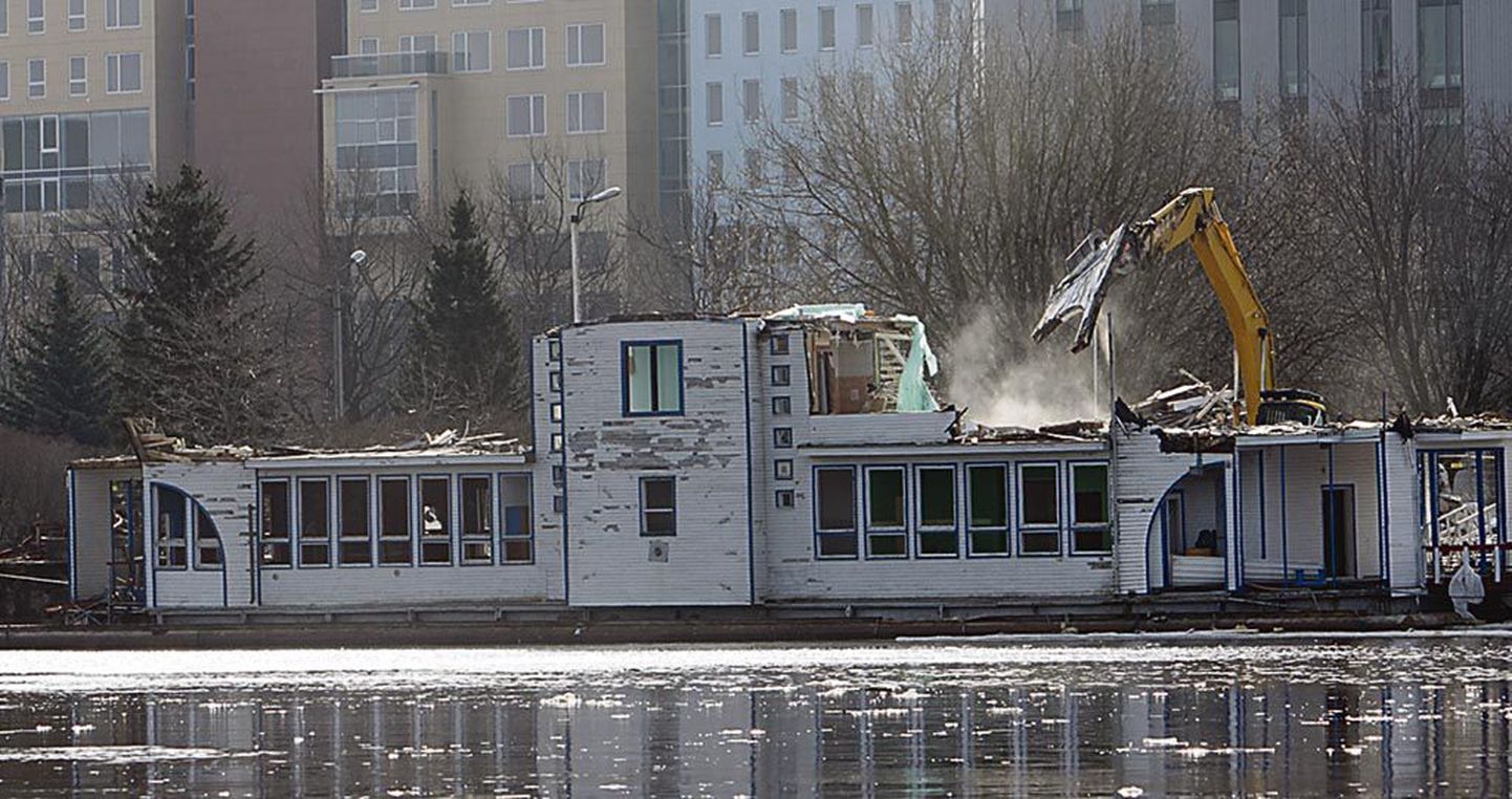 Aprilli algul 2010 algas kunagise ujuvrestorani lammutamine, sellest paremal jagas sama saatust rataslaev Pärnu Printsess.