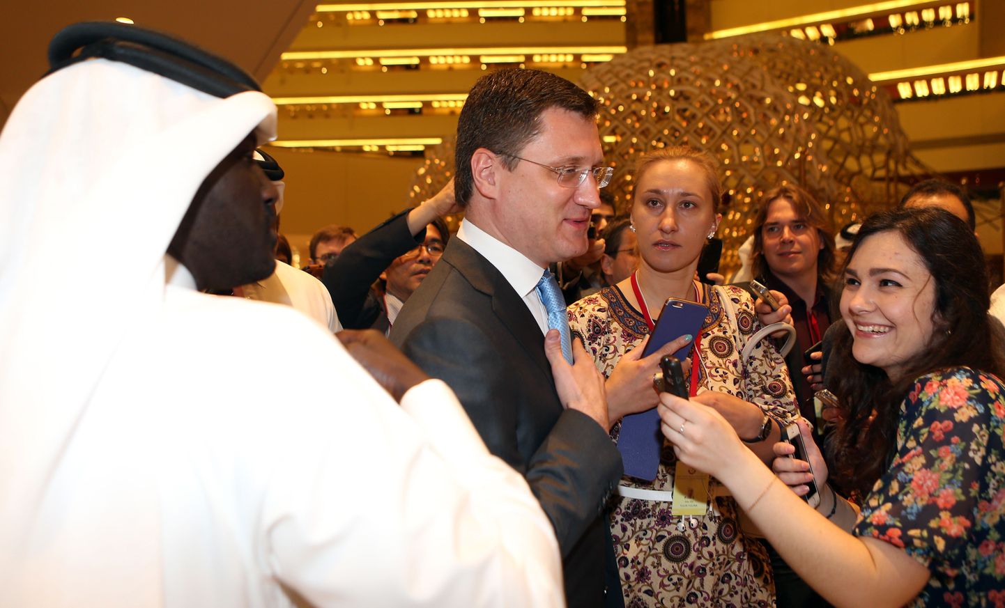 Venemaa energeetikaminister Aleksandr Novak (keskel) Dohas ajakirjanike piiramisrõngas. Venemaa kui üks külmutamise kokkuleppe eestvedaja oli Doha kohtumise tulemustes selgelt pettunud.