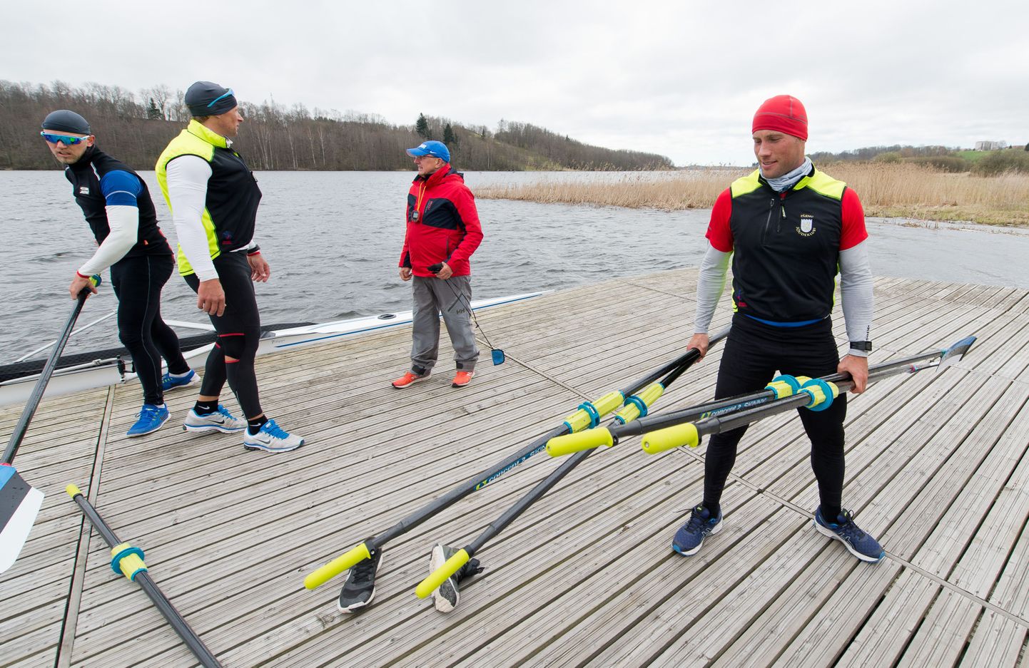 Mullu olümpiapronksi võitnud paarisaerulise neljapaad tegemised on saanud tagasilöögi Andrei Jämsä (esiplaanil) seljahäda tõttu, mis on seganud harjutamist.