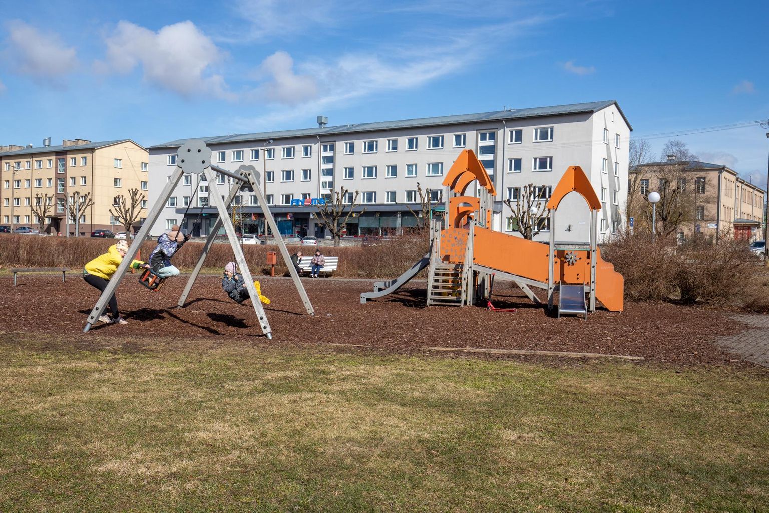 Ausambamäe nõlval asunud mänguväljak on praeguseks lammutatud, sest see jääb ette riigigümnaasiumile, kuid samasse lähedusse rajatakse perepark.