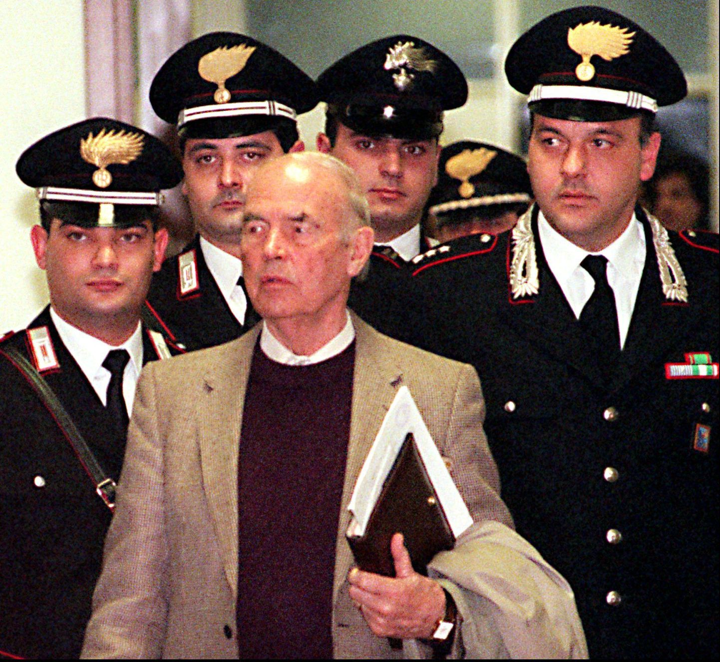 Erich Priebke 1995. aastal Roomas sõjaväekohtusse sisenemas.