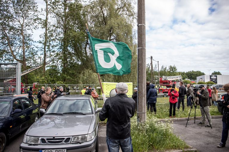 Haabersti ristmiku laiendusele ettejääva hõbepaju juures korraldasid rohelised 27. juunil kaitseaktsiooni, kuni politsei puukaitsjad ära toimetas ning puu maha võeti. Foto: Sander Ilvest