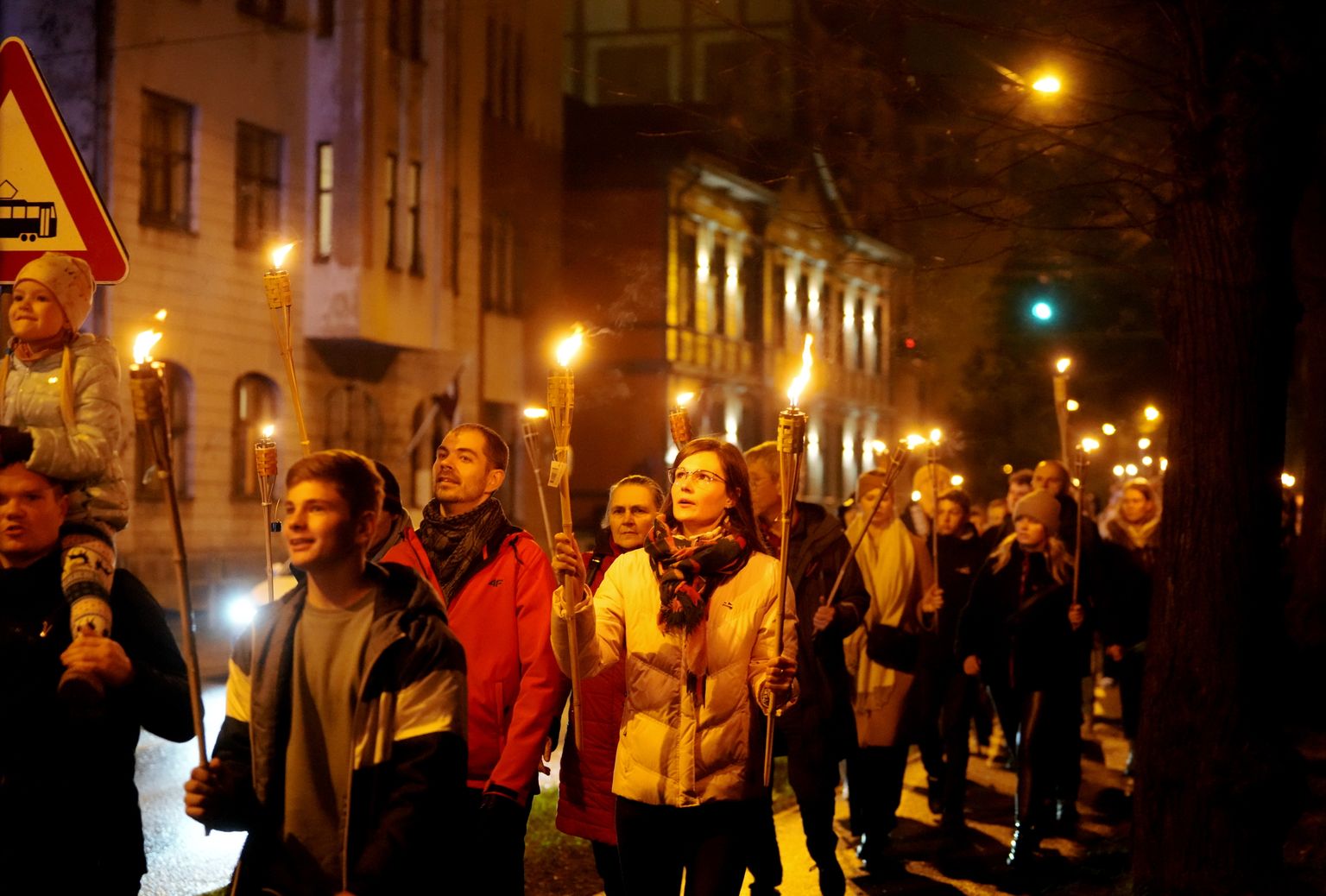 Lāčplēša dienai veltīts lāpu gājiens no Rīgas Brāļu kapiem līdz 11. novembra krastmalai