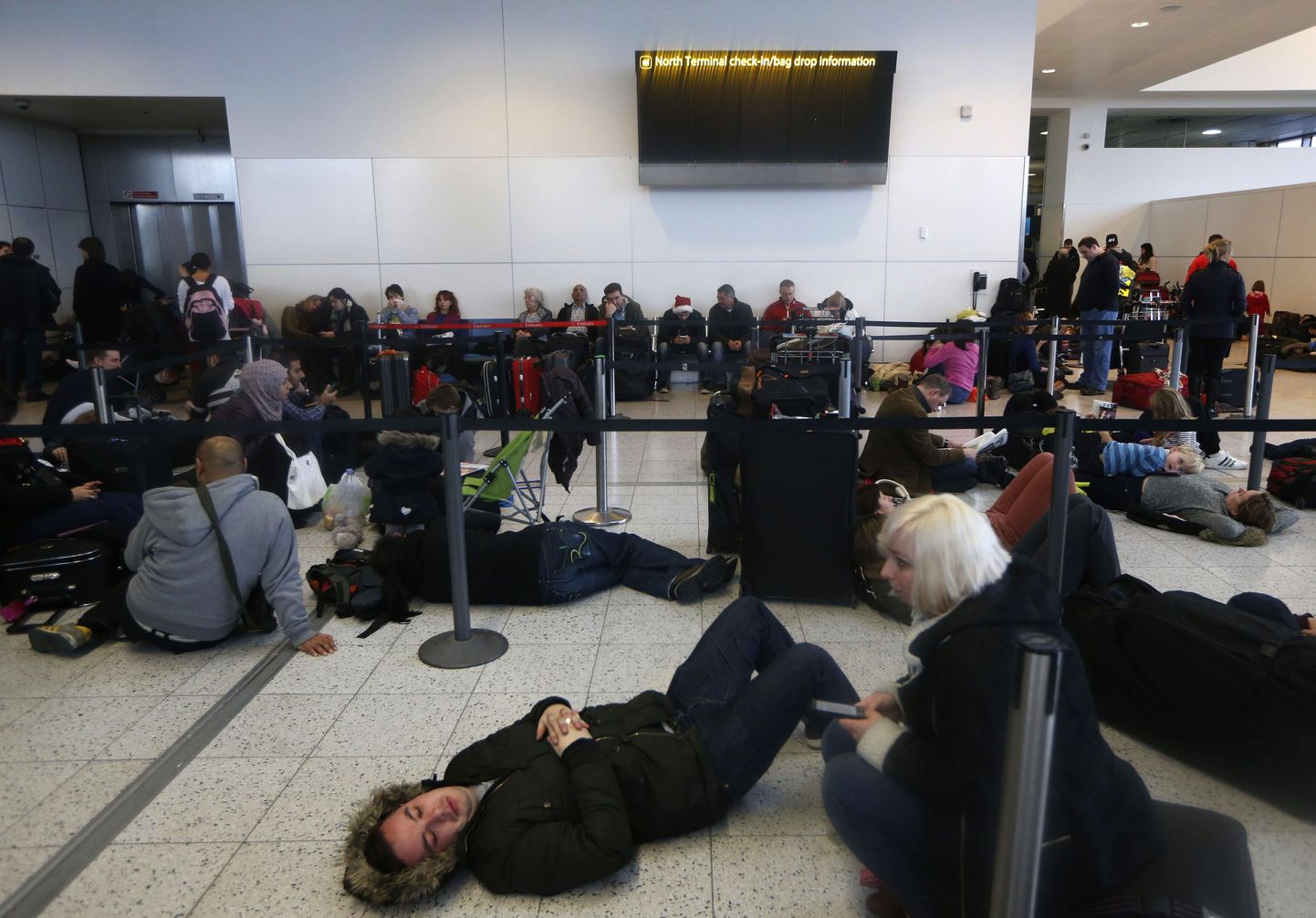 Tormi tõttu veetsid paljud reisijad öö Londoni Gatwicki lennujaamas.