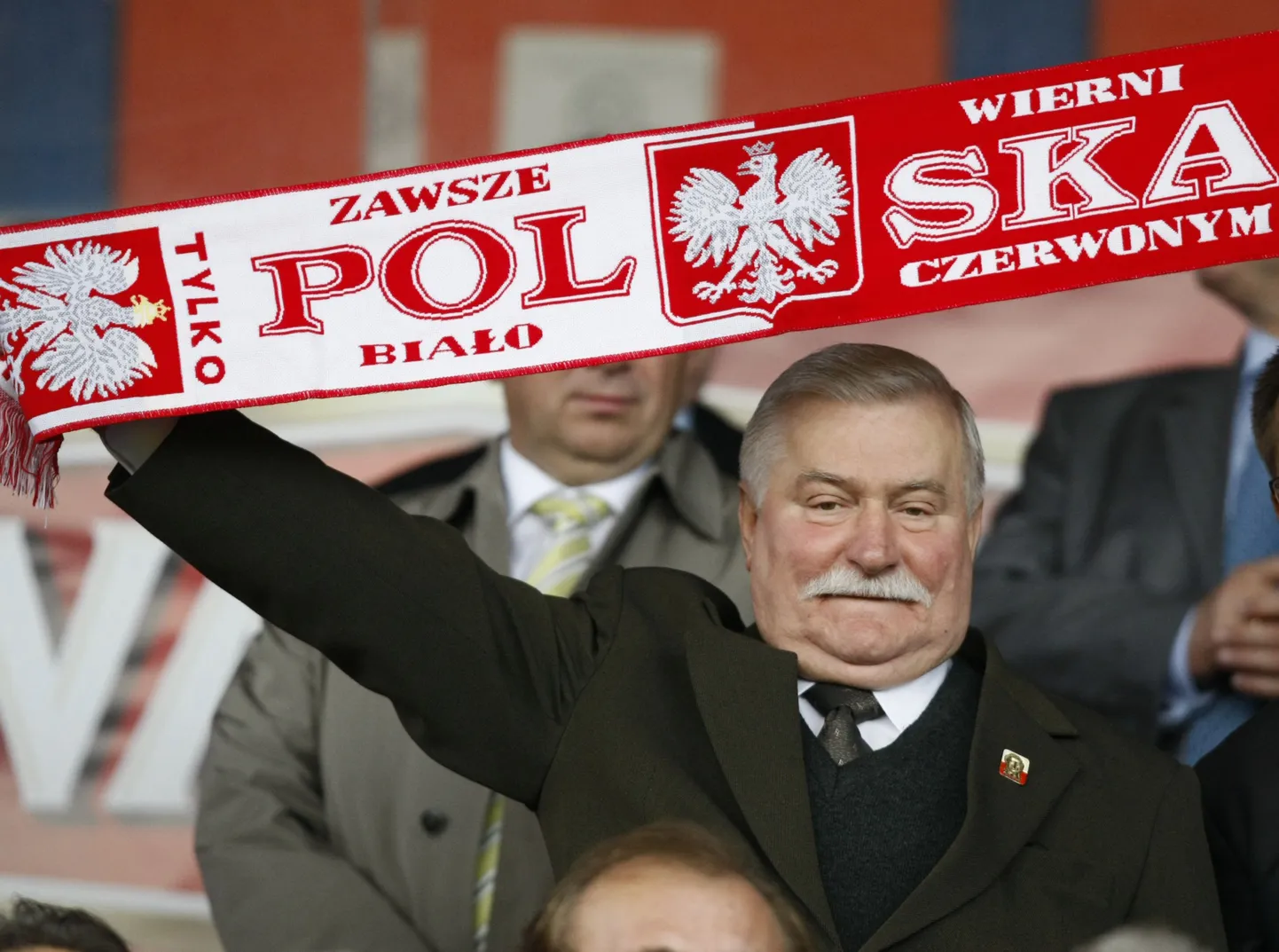 Lech Wałęsa 2010. aastal jalgpallistaadionil Poola-Ukraina sõpruskohtumise eel.