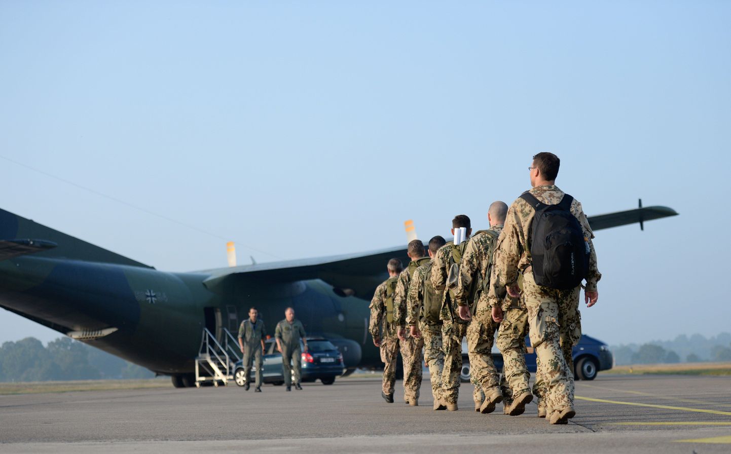 Saksa sõdurid Põhja-Saksamaal Hohni NATO lennuväljal, et lennata Iraaki.