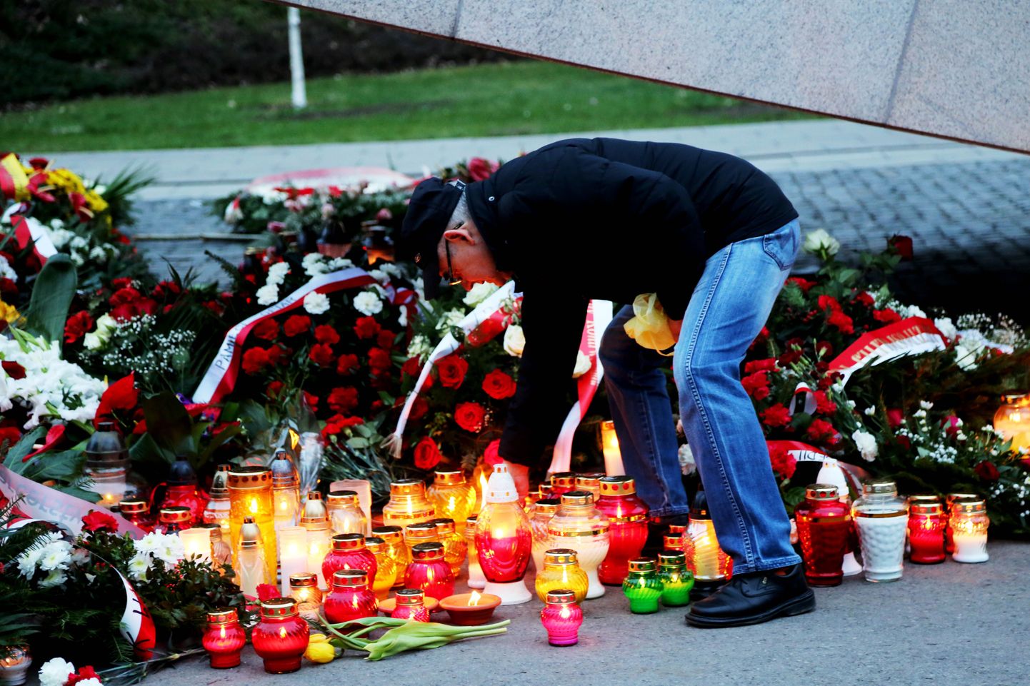 Poolakad Smolenski katastroofi mälestamas.