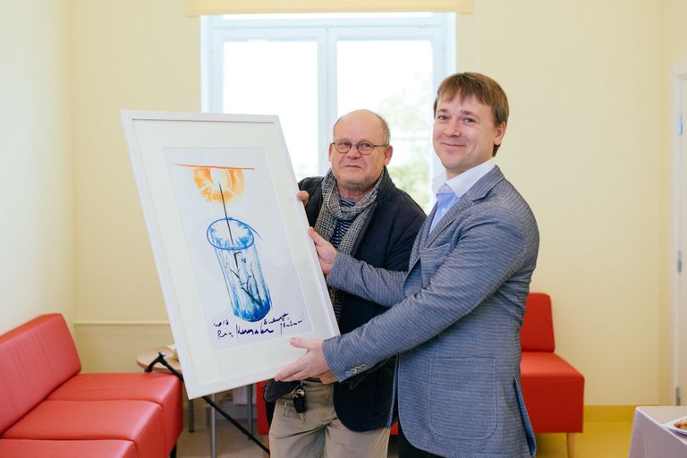 Kunstnik Rein Meresaar (vasakul), kes suve lõpul just lülisambakirurgia keskuses operatsioonil käis, soovis omalt poolt arste tehtud töö eest tänada. Paremal dr Tanel Vahopski.