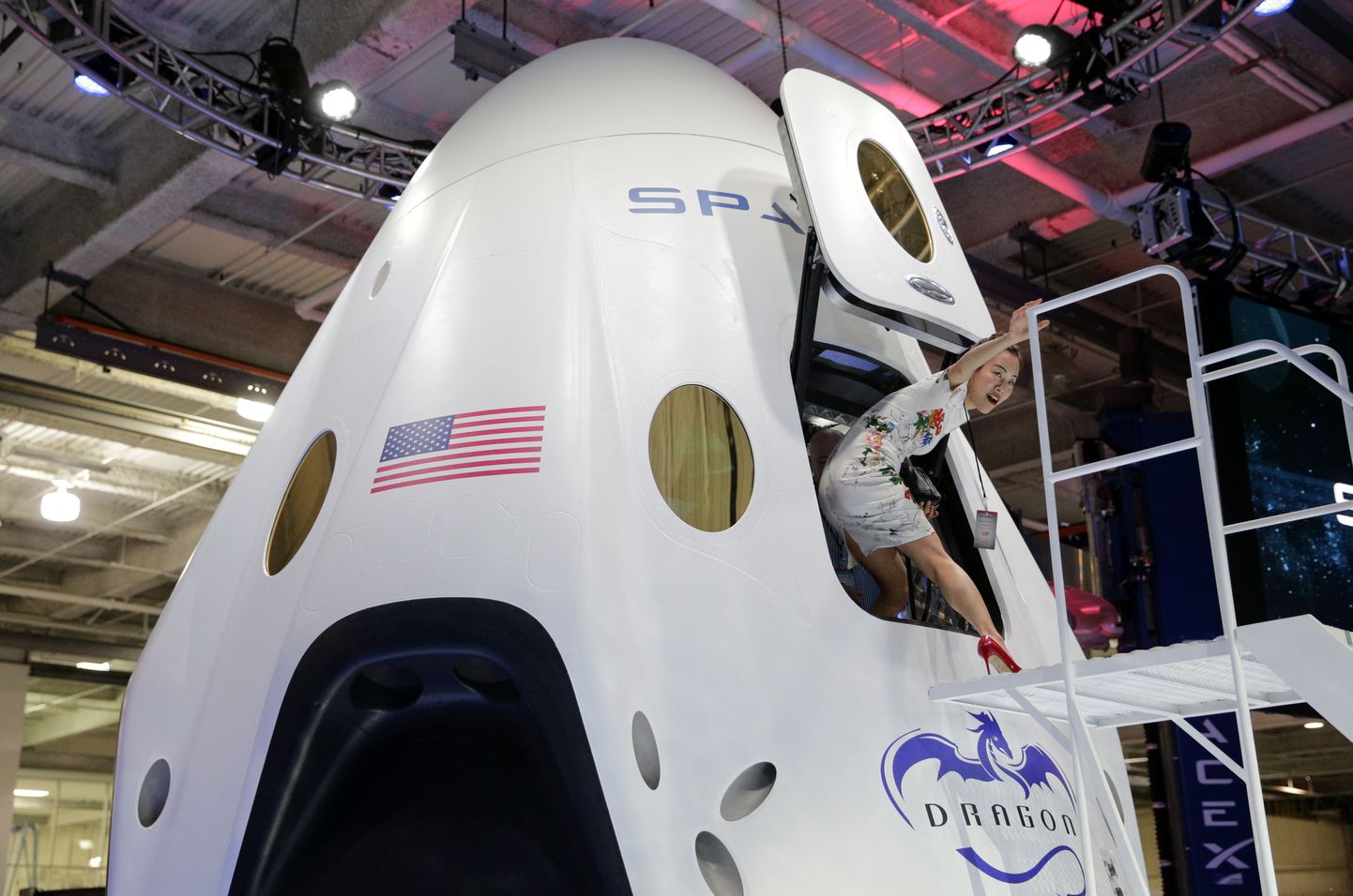 Kosmeselaev SpaceX Dragon V2