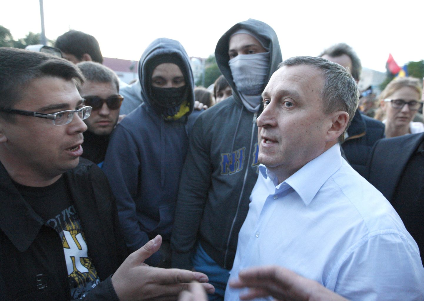 Ukraina välisminister Andri Deštšõtsja (paremal) kasutas väljendit nädalavahetusel Kiievis Vene saatkonna ees märatsenud rahvahulka rahustades.