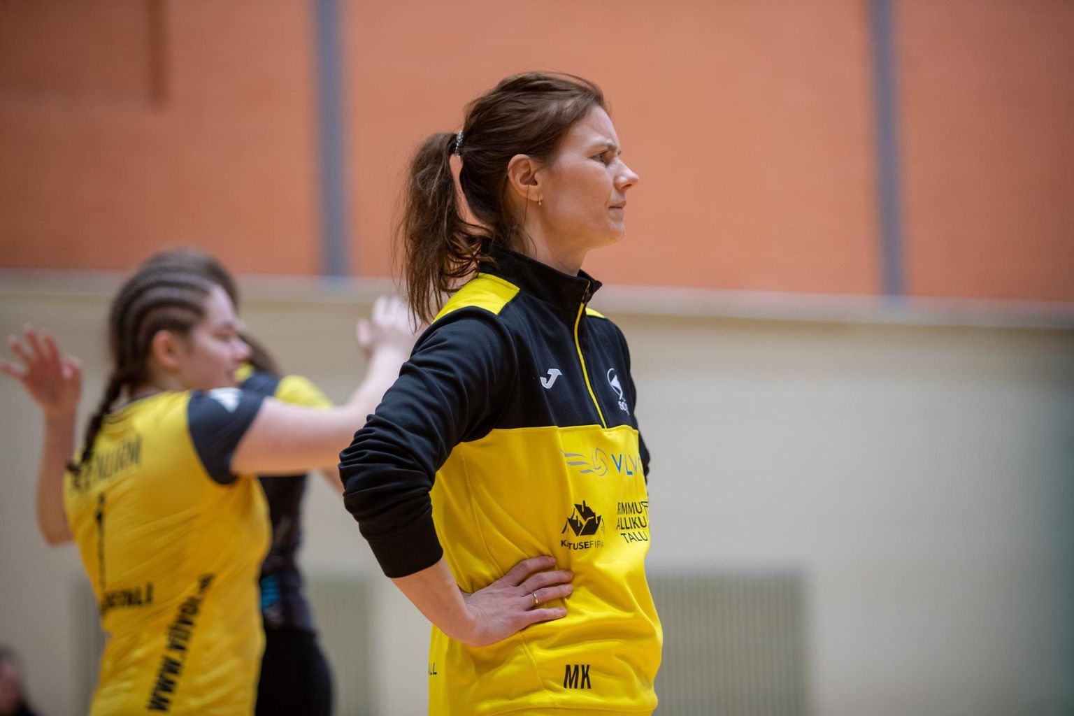 Viljandi Metalli naiskond läks neljapäeval Võrus meistriliiga pronksiseeriat 2:0 juhtima. Naiskonna peatreeneri Margit Keerutaja-Musta sõnul suudeti geimilõpud enda kasuks pöörata, kuid kaitsemäng jättis paljuski soovida.