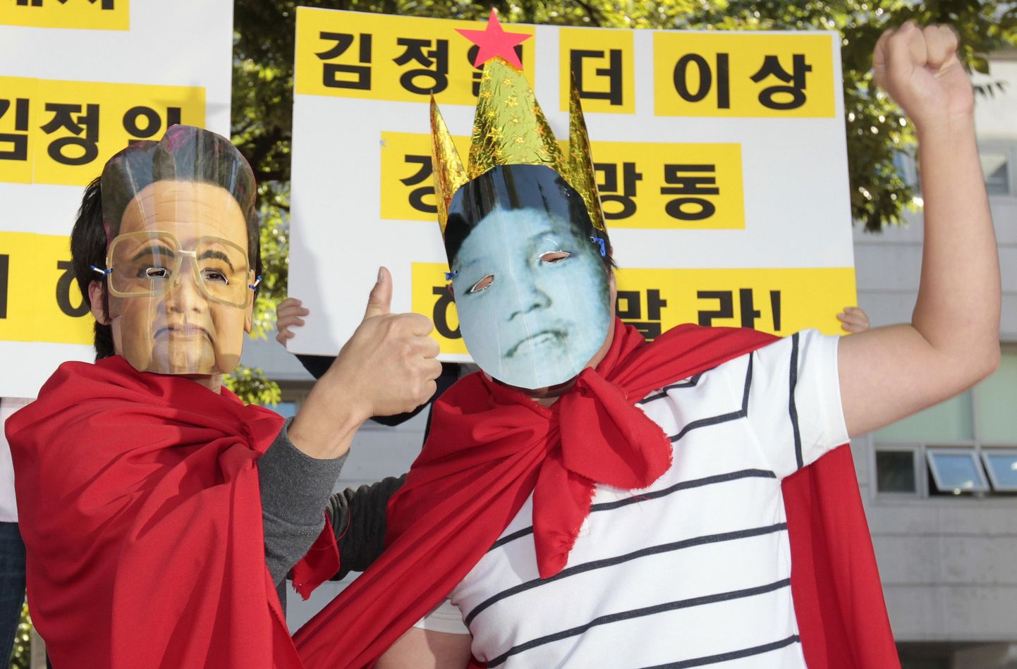 Soulis toimunud aktsioonil kandsid inimesed Põhja-Korea liidri Kim Jong-ili ja tema poja Kim Jong-uni näopiltidega maske.