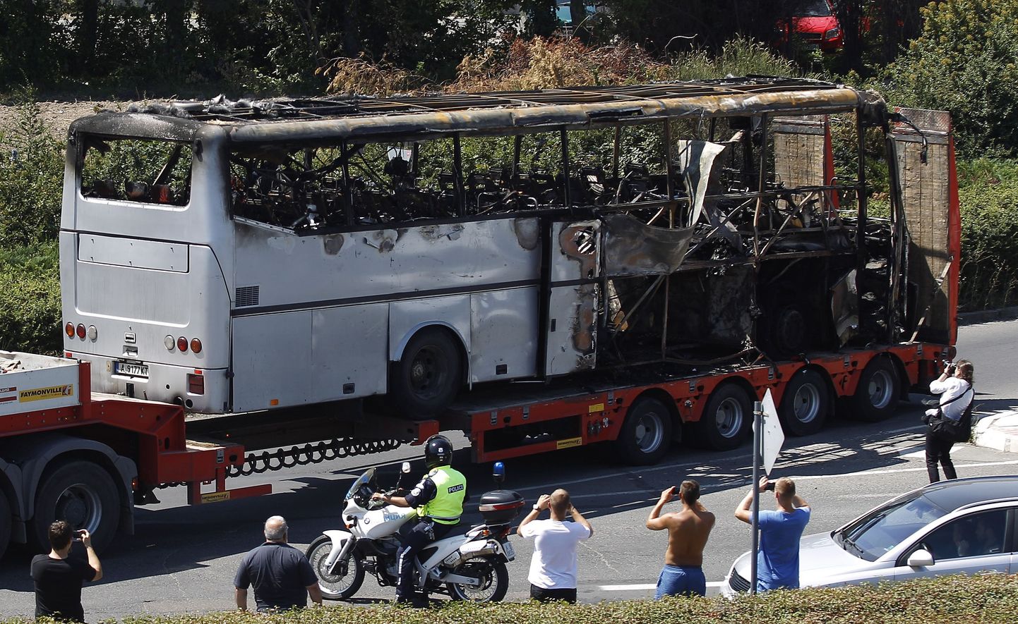 Burgase lennuvälja lähistel juhtunud plahvatuses hävinenud buss juulis 2012.