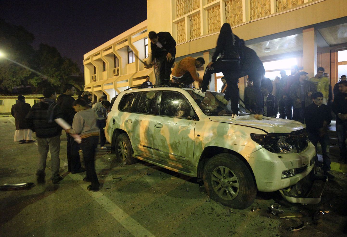 Беспорядки в Бенгази (21 января). Ливийцы протестуют против новой власти.