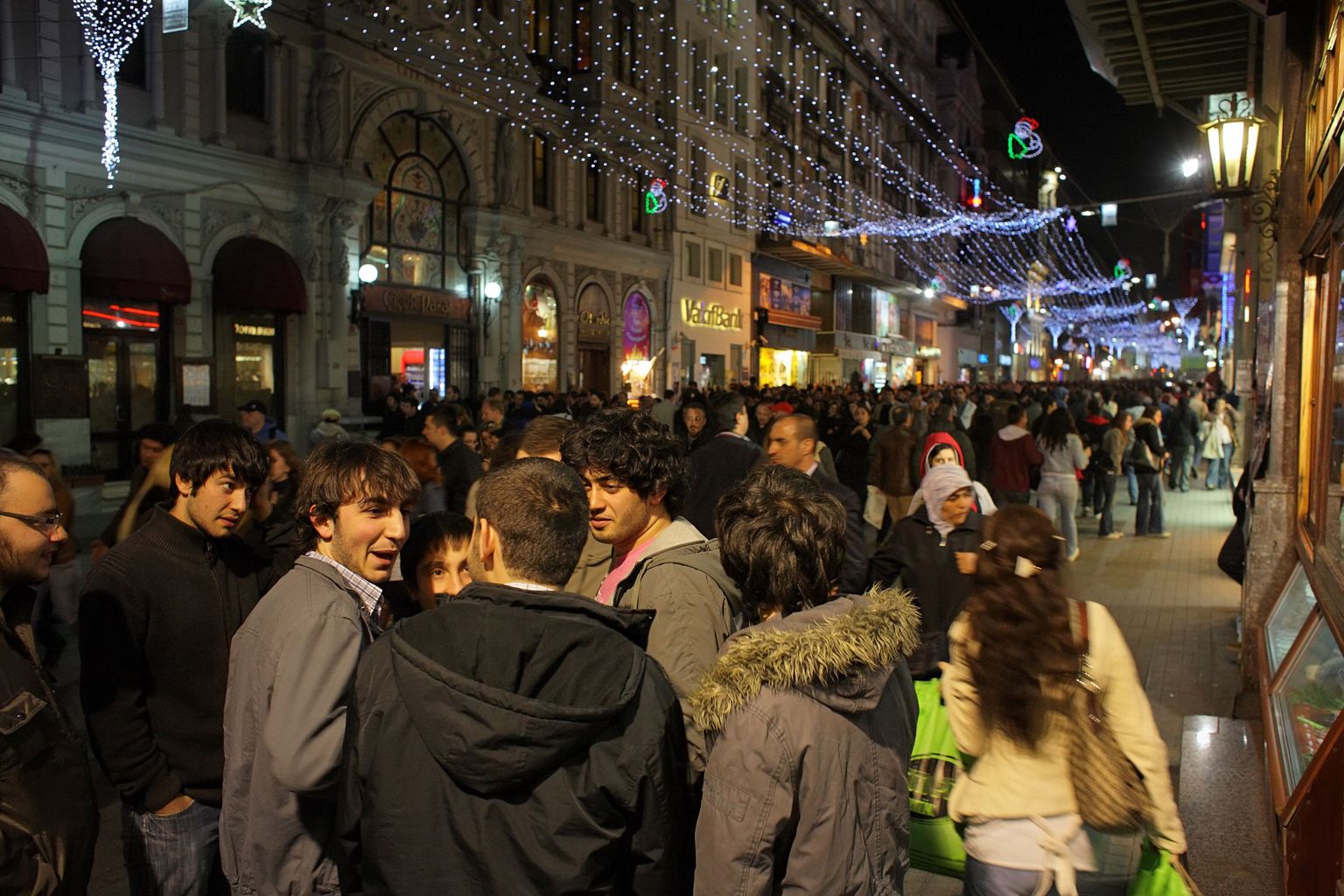 Rahvamurd Istanbuli tuiksoonel Istiklali tänaval.