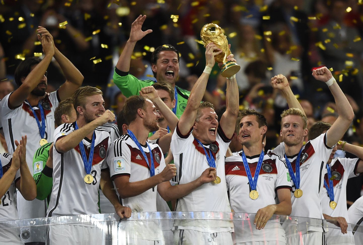 Игроки сборной Германии празднуют победу в чемпионате мира по футболу.