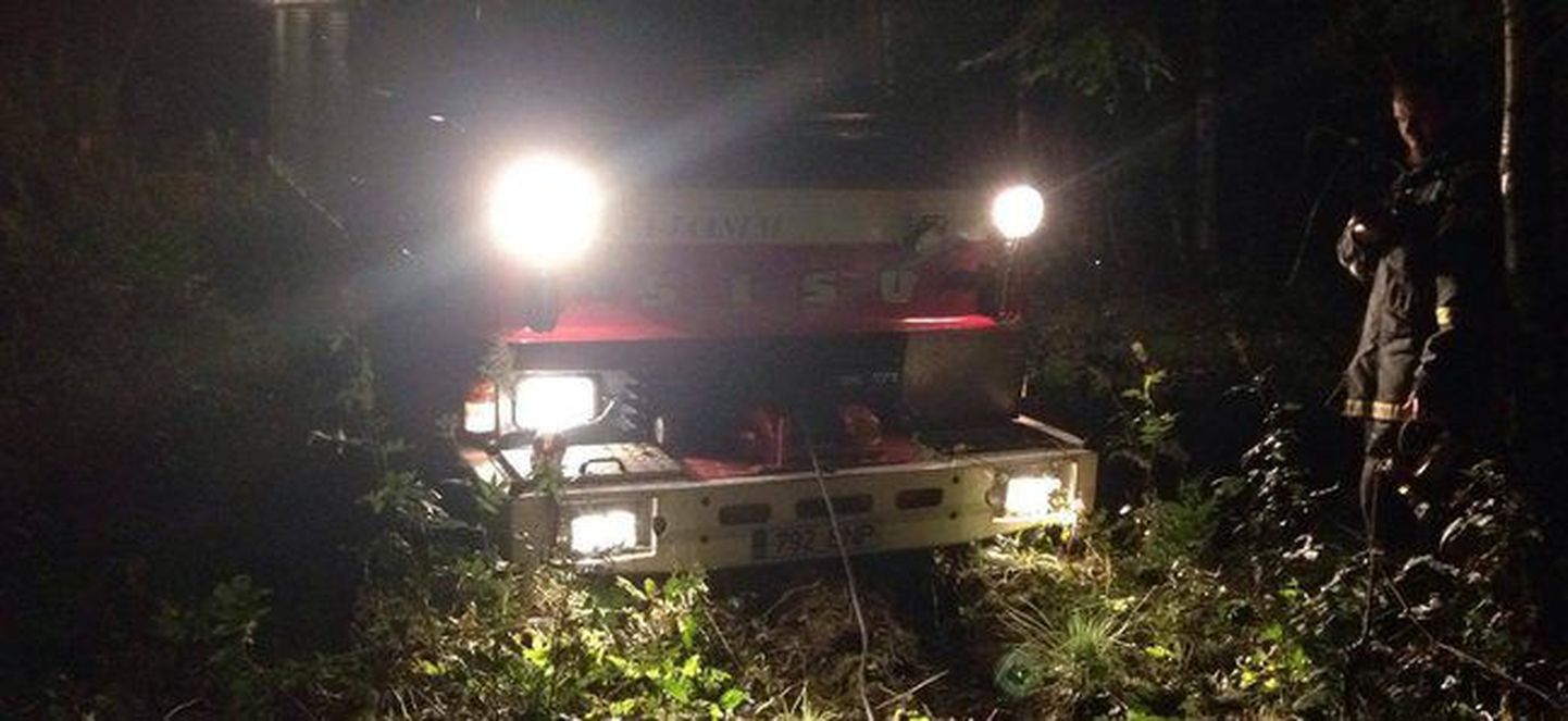 Спасателям потребовалась помощь трактора, чтобы вытащить автомобиль, завязший в мягкой почве, обратно на дорогу.