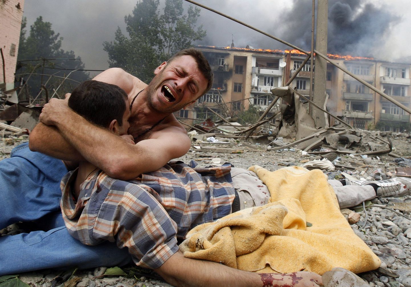 Gruusia mehed peale pommitamist Goris, 89 kilomeetrit Thbilisist Gruusias. August, 2008.