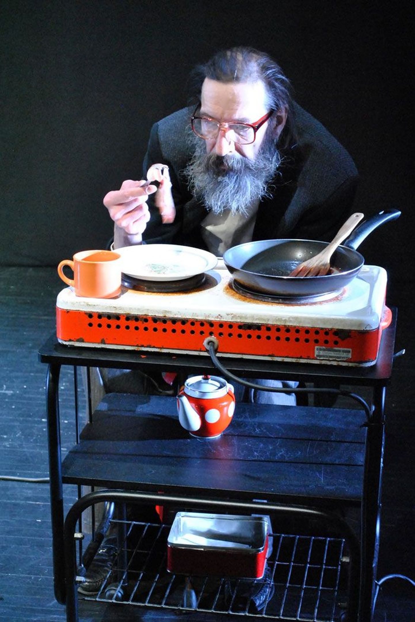 Peeter Volkonski mängib Võru Linnateatri lavastuses «Üürnik» vana tarka meest.