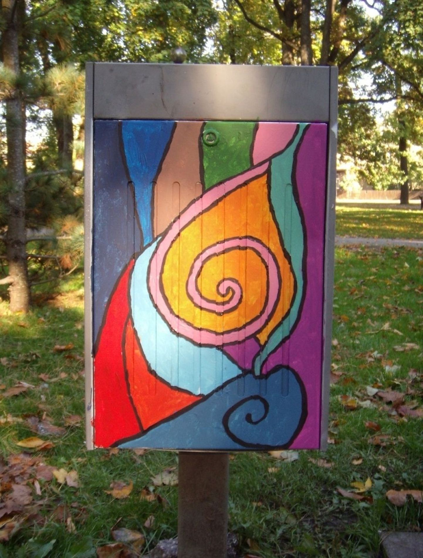 Pärnu kunstikooli noored värvisid linna tänavatel prügikaste.
